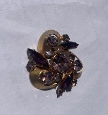 Elegante Brosche mit rosa Kristallen