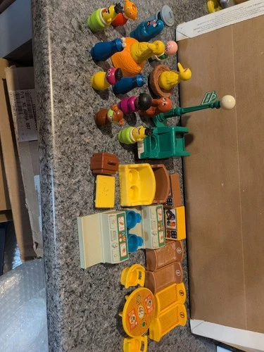Vintage Fisher Price Little People Sesame Street  House Extra Rare Figures