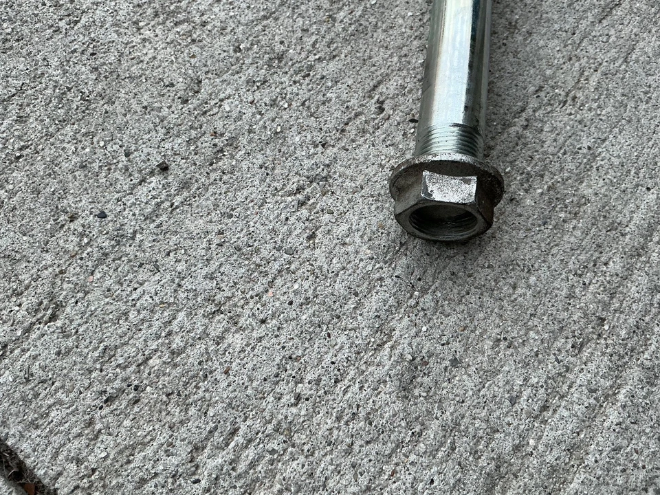 2013 KAWASAKI NINJA 650 EX650E ЗАДНИЙ ПОВОРОТНЫЙ РЫЧАГ БОЛТ ПОДВЕСКА ПОВОРОТНАЯ ОСЬ - Изображение 3 из 3