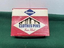 VINTAGE BOX OF 24 WOODEN ROUND SLOTTED CLOTHES PINS BY DIAMOND NEW In Ori. Box