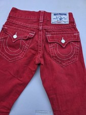 Jeans True Religion rosso con cuciture bianche.