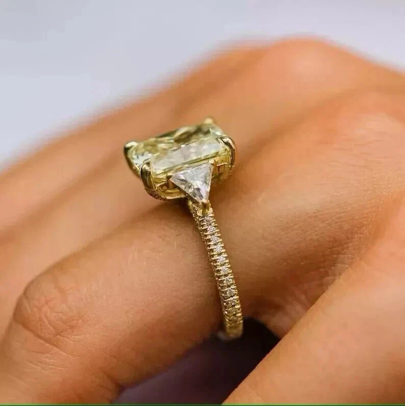 Anillo de boda de compromiso amarillo canario de 2,50 quilates creado en laboratorio chapado en oro de 14 quilates plateado Foto 3 de 4