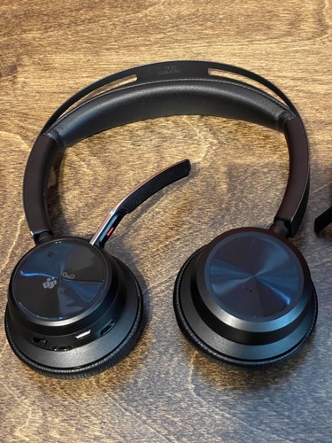 Plantronics Poly Voyager Focus 2 Wireless Headset w/ Stand, USB Dongle and Case - Afbeelding 2 van 3