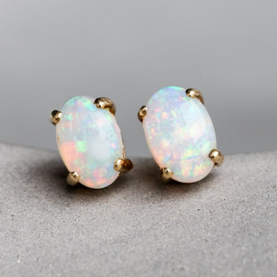 Ovale natürliche australische Kristall massive Opal Ohrstecker in 14k Gelbgold 
