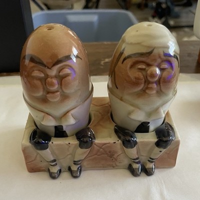 Figural Ceramic Salt & Pepper Shakers Set w/ Base, Novelty People, Beige eggs