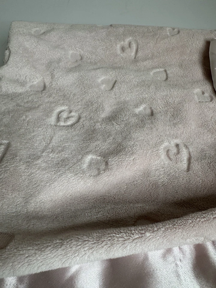 Manta bebé First Impressions corazones rosa ribete satinado felpa suave 38x29 Foto 2 de 4