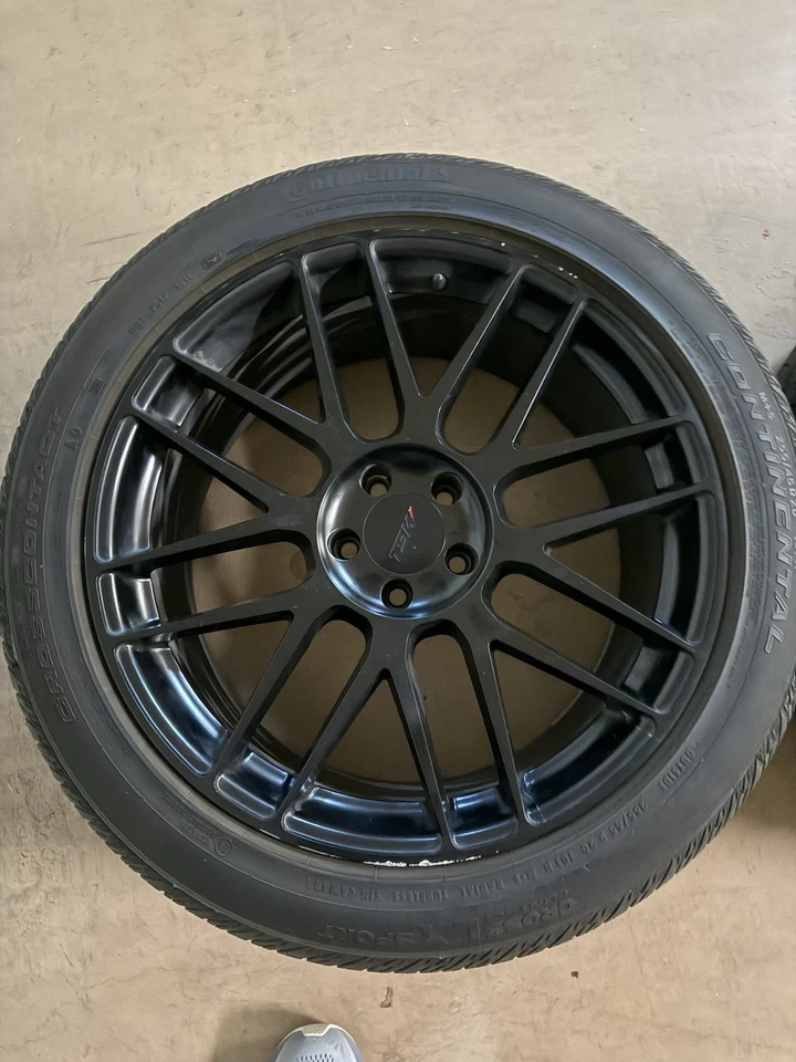 Pacote de rodas e pneus Performance TSW 20" preto - Imagem 3 de 4