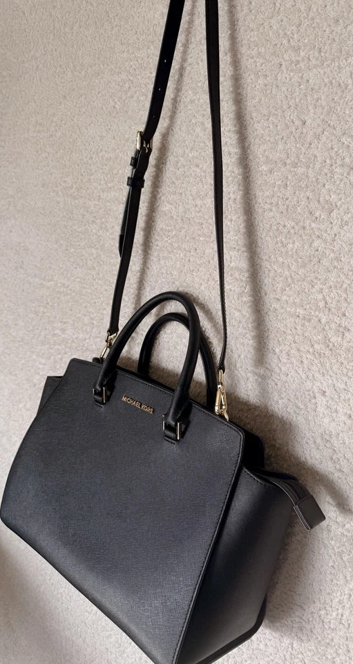 Bolsa satchel Michael Kors Selma preta com zíper superior couro saffiano - Imagem 4 de 4