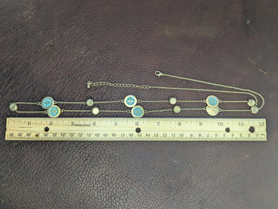 Collar largo tono dorado vintage Tory Burch esmalte azul verdoso medallón logotipo 38" Foto 4 de 4