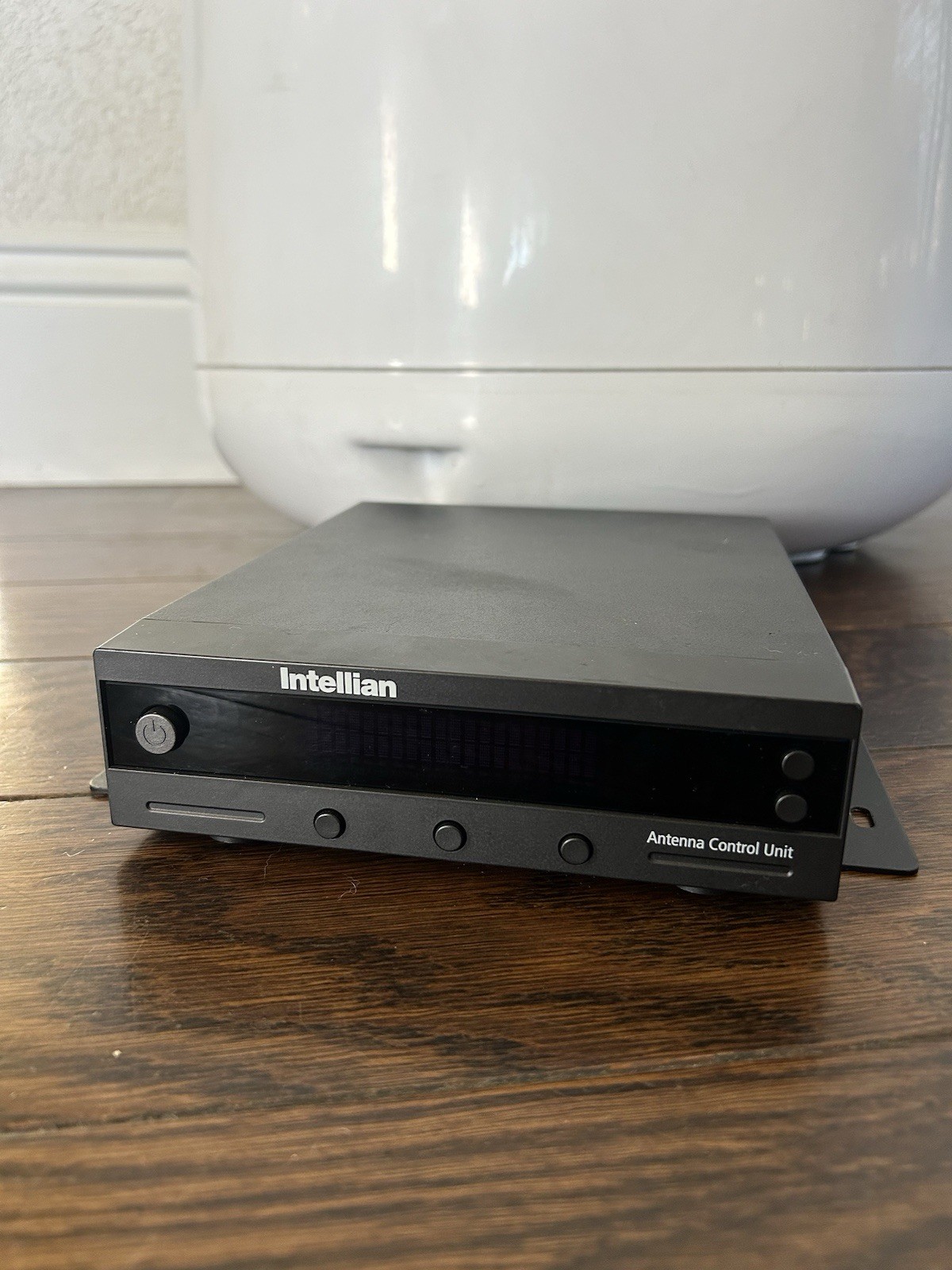 Intellian i4 B3-401S Marine Satellite TV System w/ North America LNB Receiver