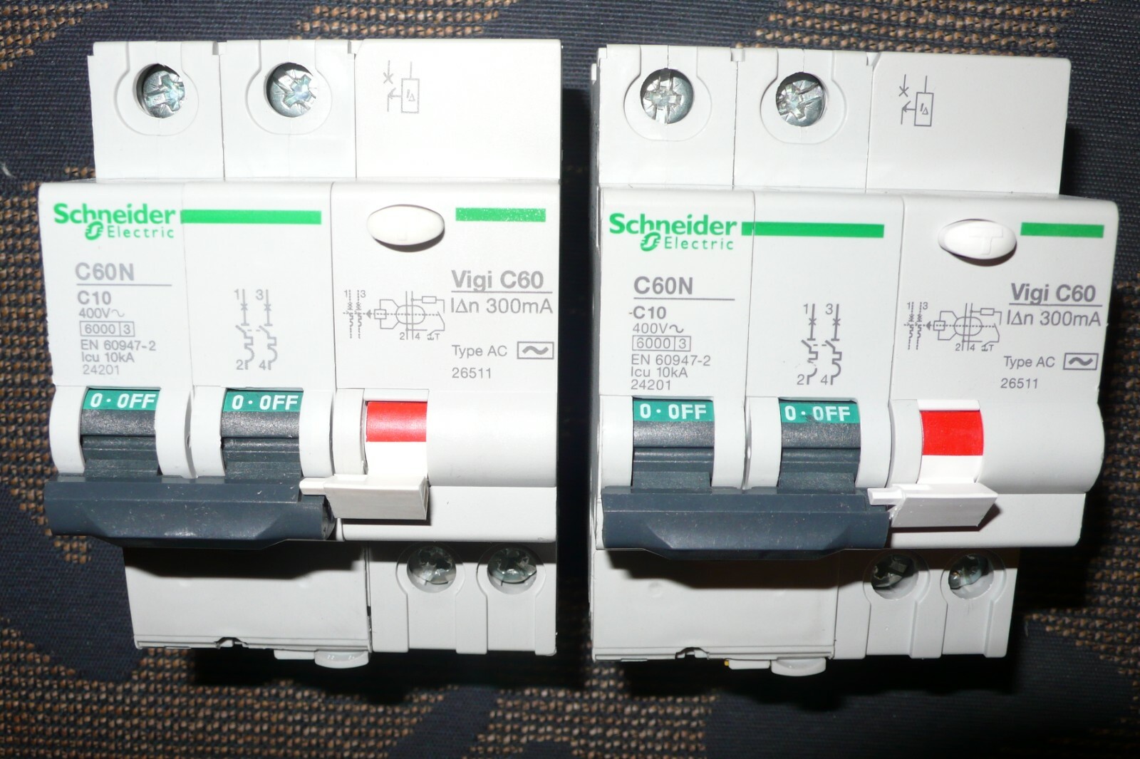Disjoncteur différentiel bipolaire Schneider Electric 10A 300mA AC pour tableau électrique