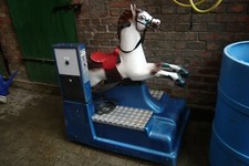 Karussell Pferd Schaukelpferd elektrisch