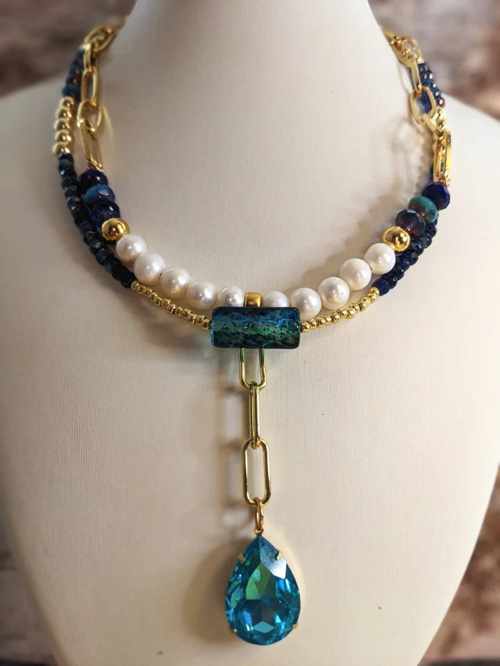 Collar llamativo con cuentas y perlas checas de vidrio azul oscuro en clip 