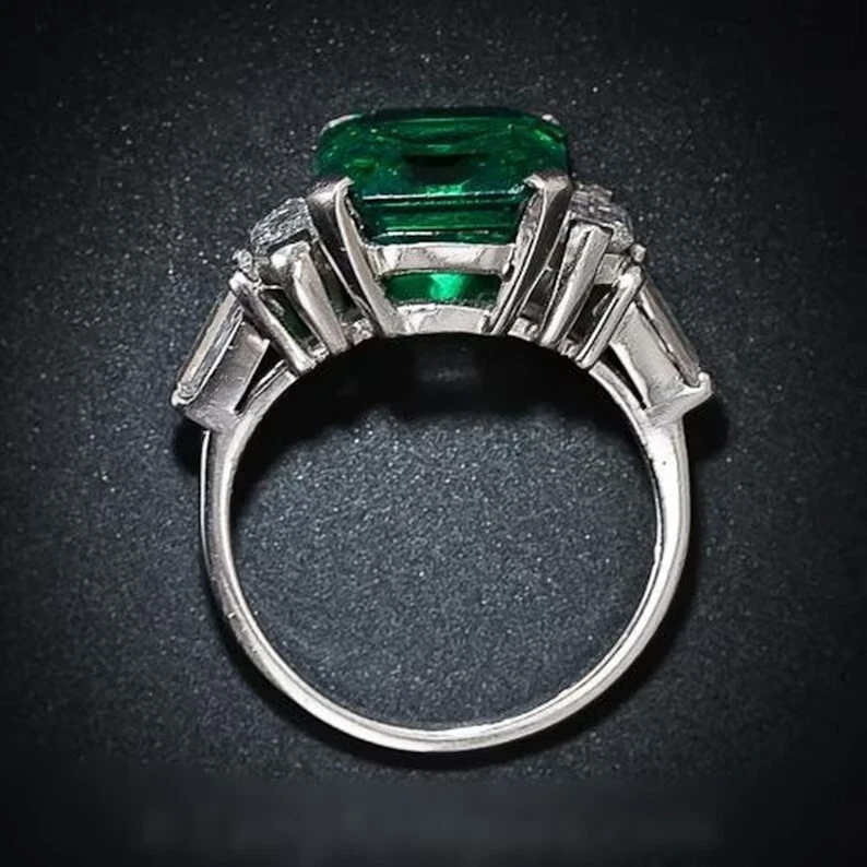 Anillo de compromiso de plata 925 de cinco piedras con diamantes creados en laboratorio y esmeralda verde Foto 3 de 4