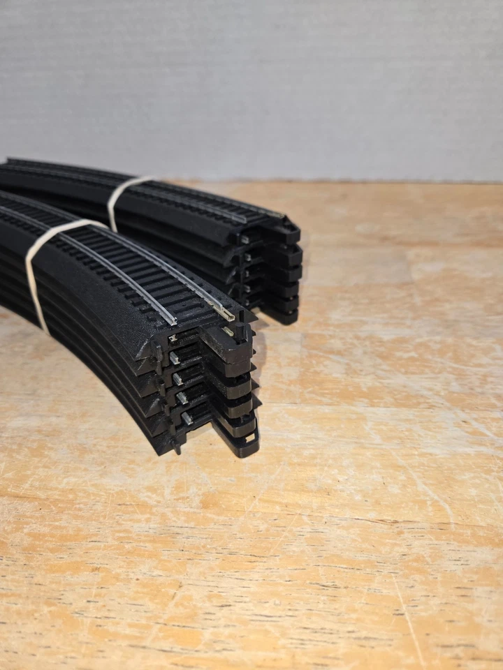 BACHMANN HO SCALE EZ TRACK BLACK STEEL (12) CURVED 18" RADIUS - Image 3 of 4