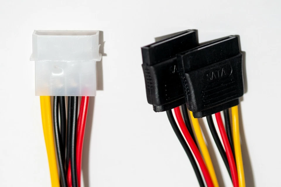 4 Pin Molex IDE männlich auf 2x 15 Pin S-ATA (SATA) weiblich Y-Stromadapter - Bild 4 von 4