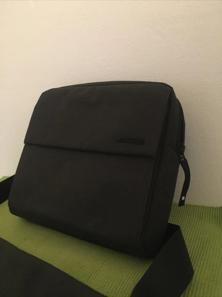 Incase Field Bag View For ipad 2 Mini With Retina Display Easy-Click Adj Strap - Image 4 of 4