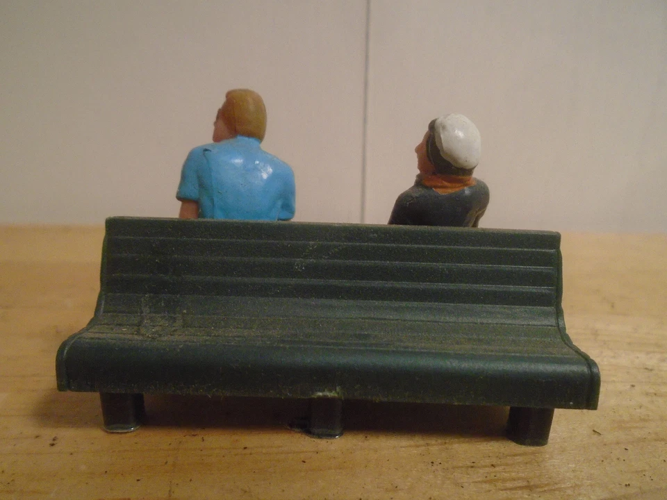 2 O SCALE SEATED FIGURES ON BENCH - Image 2 of 3