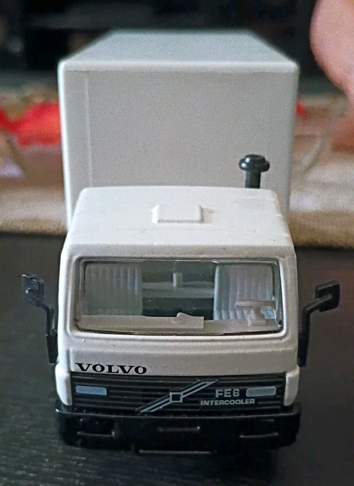 Conrad 280340 Volvo FL6 Intercooler With Van Body 1:50 Scale - Image 4 of 4