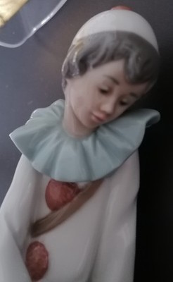 NAO by Lladro Daisa Figur Pierrot lesend mit Madoline auf dem Rücken