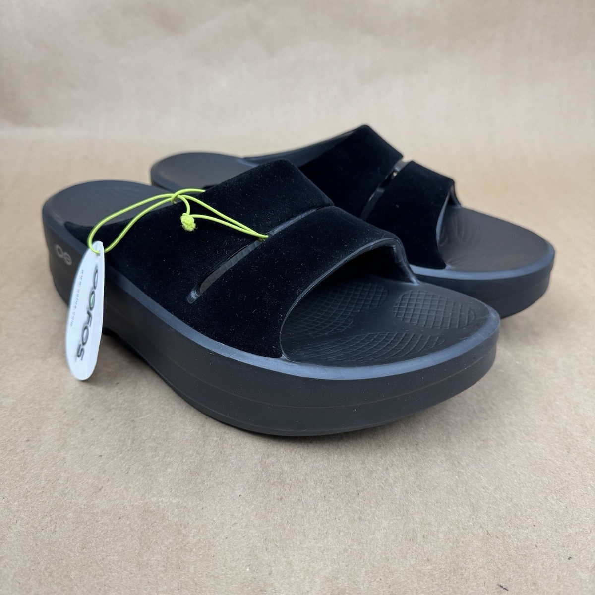 OOFOS. OOMEGA О0AHH LIMITED WOMEN Women's OOmg eeZee Low Black Shoe – OOFOS