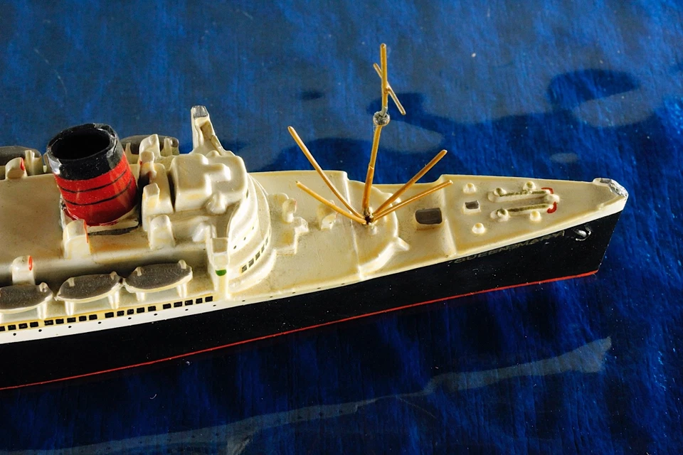 Queen Mary Azb gold Großbuchsta Hersteller Wiking 413a/2/1 ,1:1250 Schiffsmodell - Bild 4 von 4