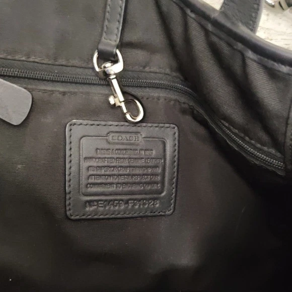 Bolso de hombro Coach de cuero granulado negro con correa convertible Foto 3 de 4