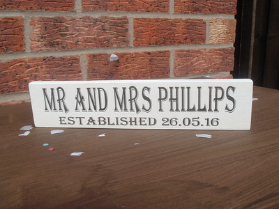 Mr & Mrs Established freistehend personalisiert Holz Handarbeit Schildplatte Tisch