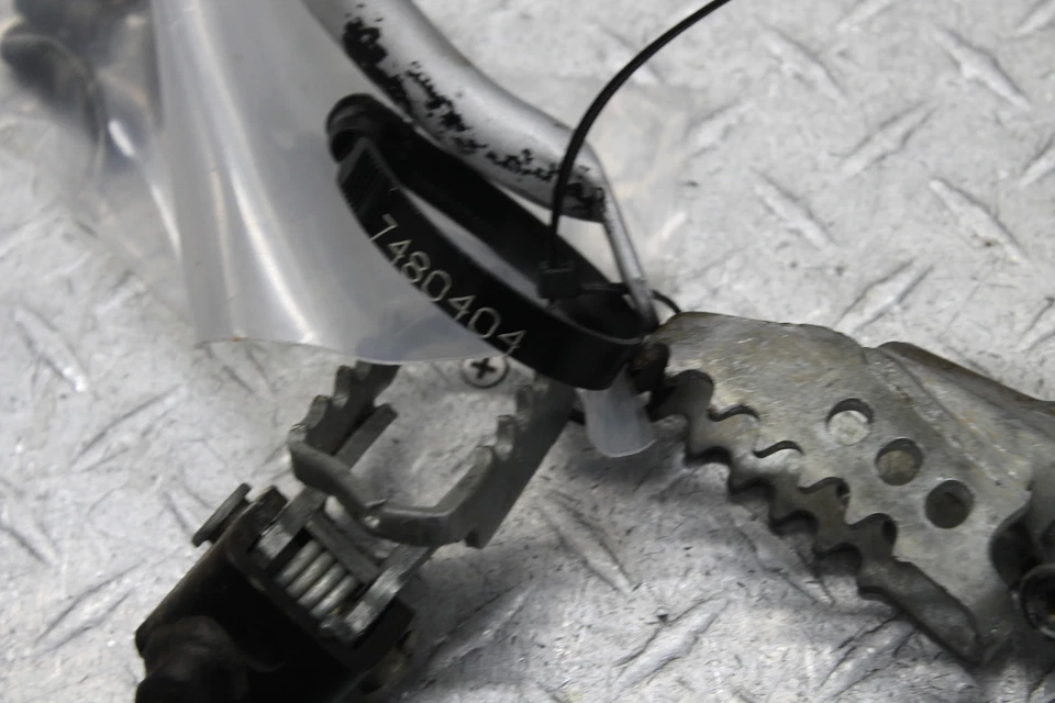 Yamaha TTR250 1999 reposapiés izquierdo derecho clavijas  Foto 4 de 4