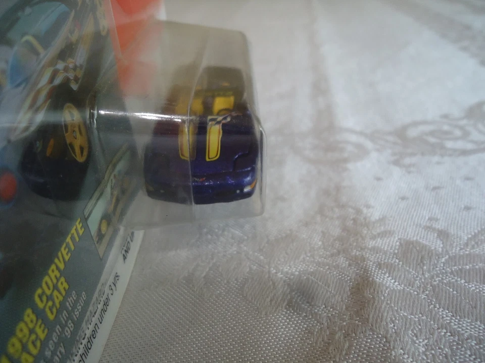 Johnny Lightning 1/64 Famous Corvettes 1998 Indy Pace Car Foto 4 de 4