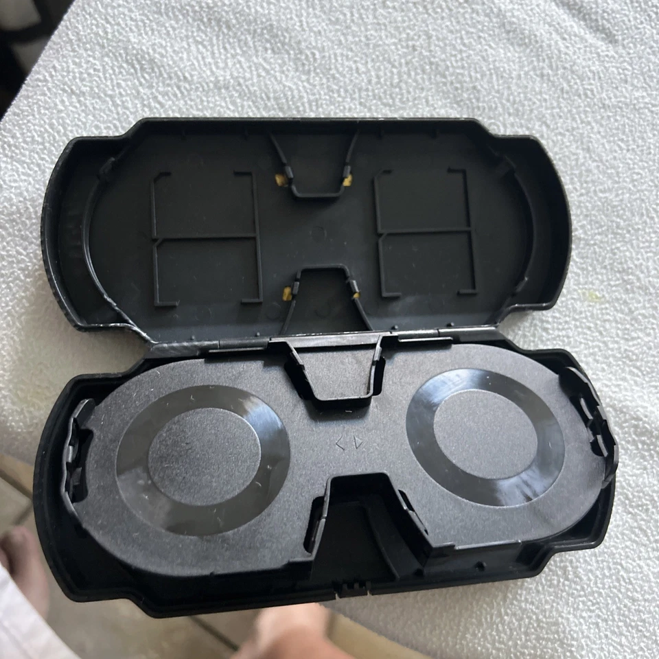 Estuche DreamGEAR PSP para 8 juegos y 8 tarjetas de memoria Foto 2 de 3