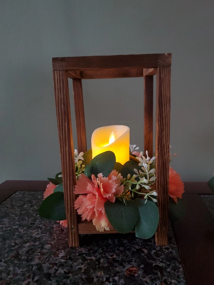 Centro de mesa linterna de madera rústica clavel melocotón Foto 3 de 4