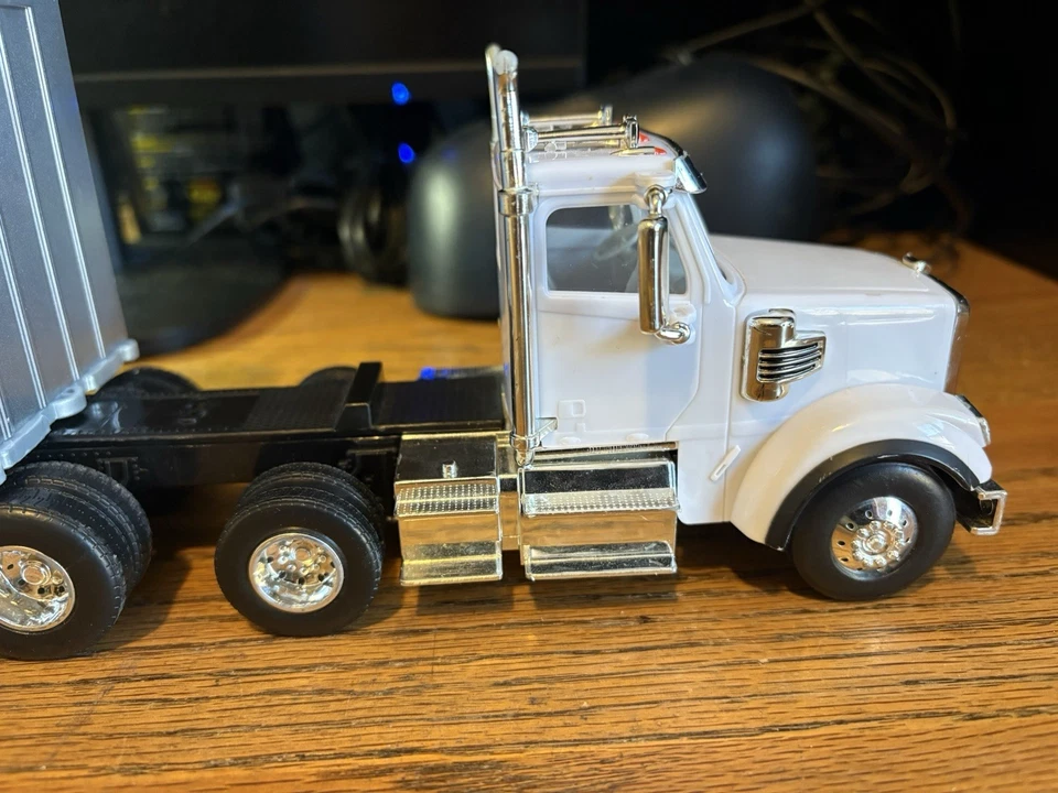 ERTL 1/32 Freightliner 122SD semicabina con remolque de ganado usado buen limpio Foto 2 de 4
