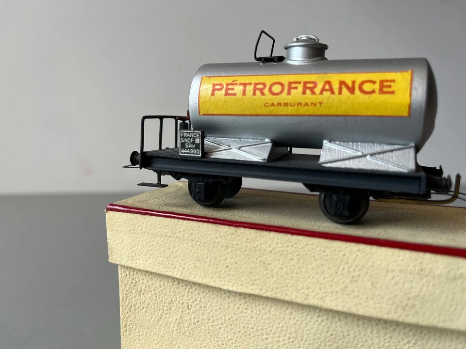 VB MAQUETTE HO WAGON CITERNE SNCF " PETROFRANCE " EN BO - Photo 3/4