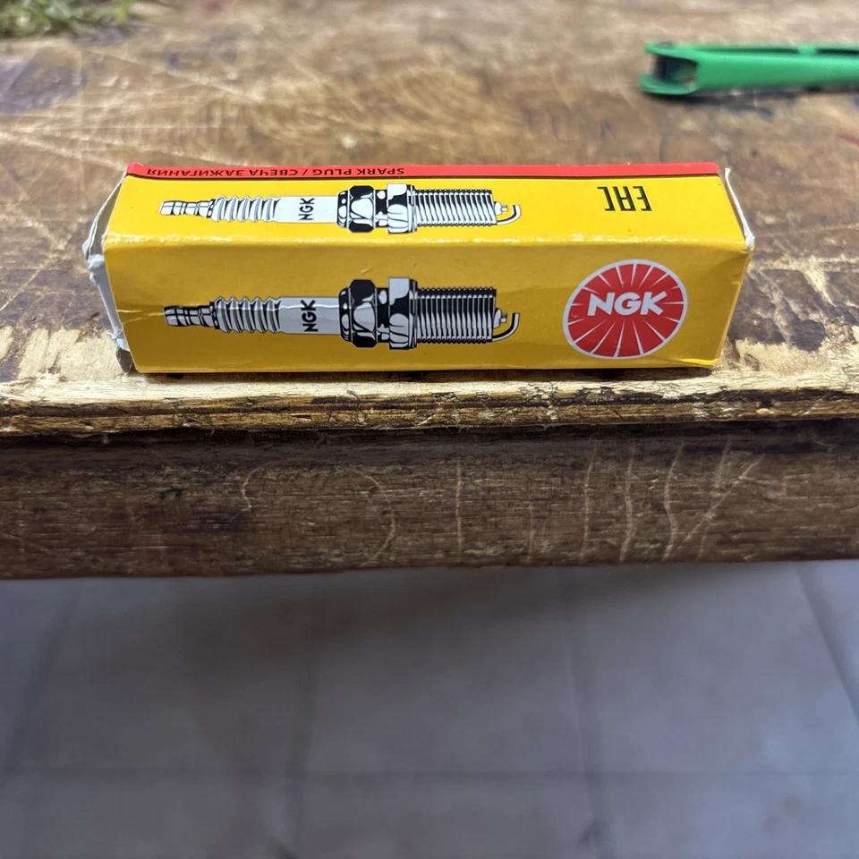 CANDELA ORIGINALE NGK CPR8EB-9 STOCK N.6607 KAWASAKI KXE F 450 2006-2010 - Immagine 2 di 2