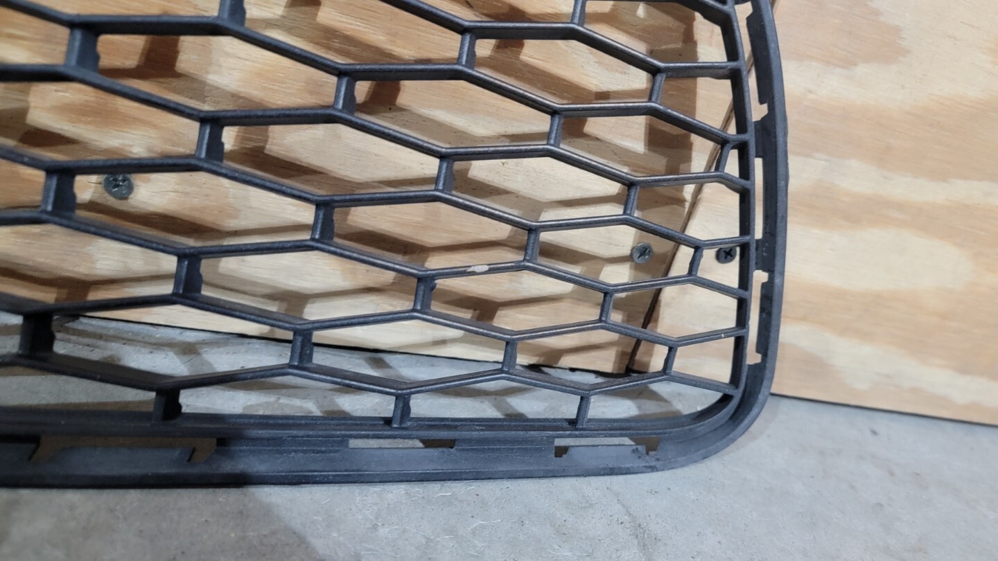 2014 2015 2016 2017 Maserati Ghibli Front Inner Right Bumper Grille Insert OEM 