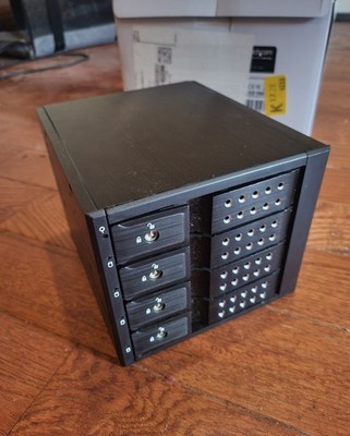 StarTech 4 Bay Aluminum Trayless Hot Swap Mobile Rack Backplane for 3.5'' HDD