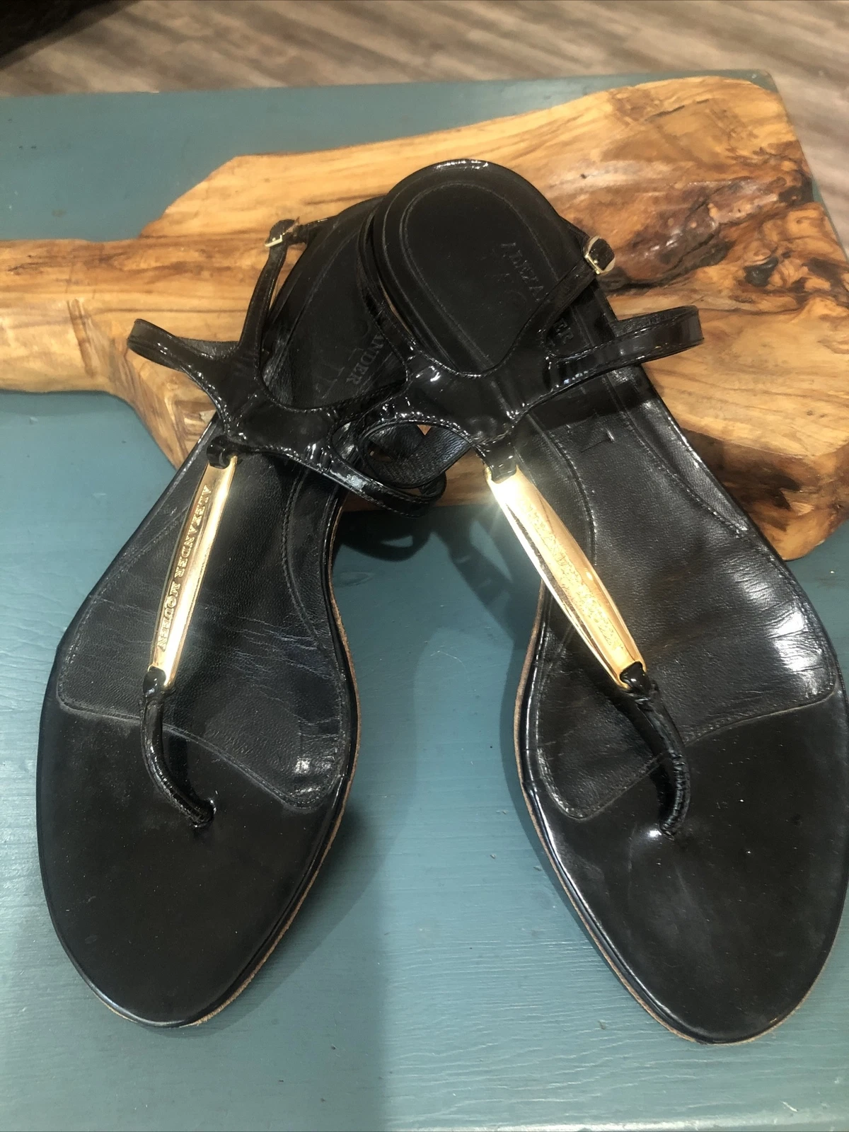 sandali alexander mcqueen neri vernice oro targhetta piatta 36 5