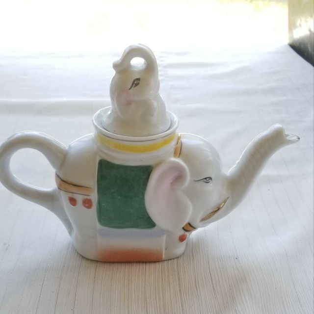 Vintage style Pier 1 elephant teapot with baby elephant for lid, 2 cups