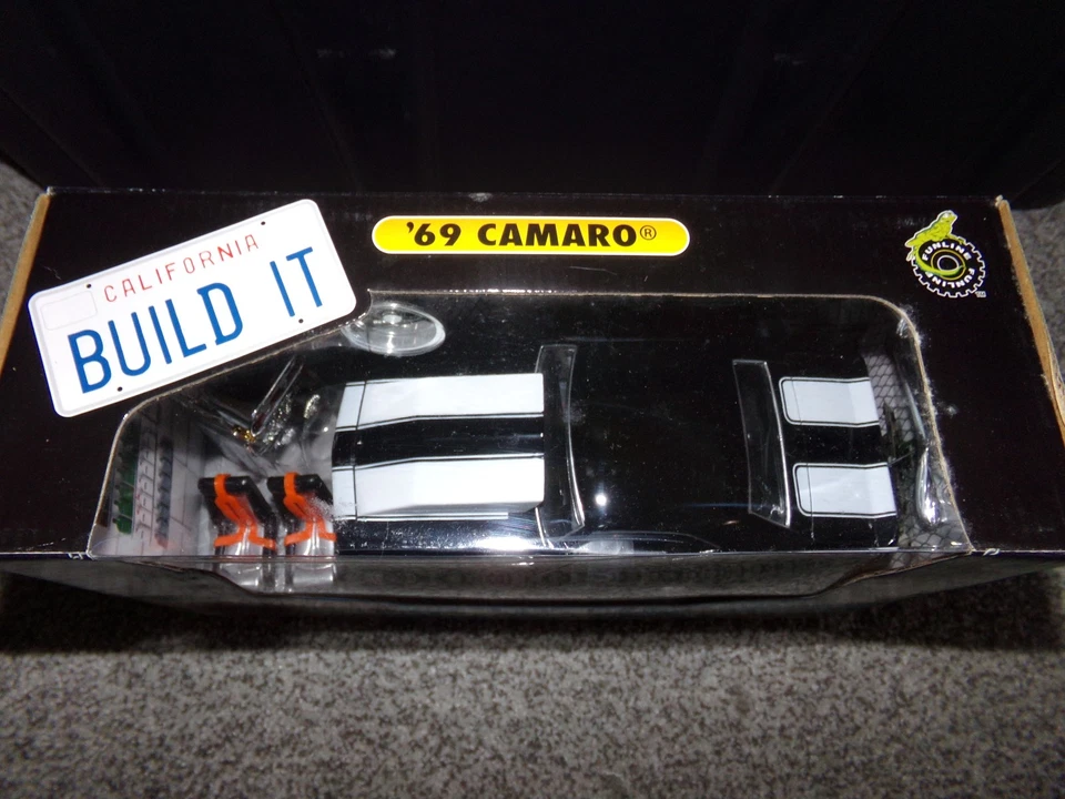 1/24  MUSCLE MACHINES BUILD IT  1969 CAMARO MODEL KIT BLACK - Image 2 of 4