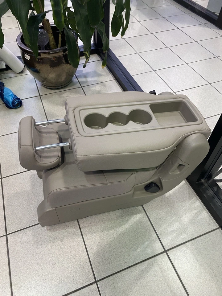 Центральное сиденье Honda Odyssey с откидной спинкой 2-й ряд среднее (бежевая кожа) от оригинального производителя 2011-2017 - Изображение 2 из 4