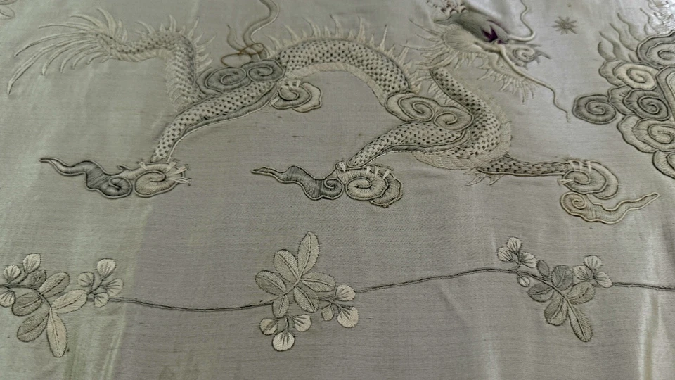 Panel satinado de seda plateado muy bordado a mano chino de los años 1920/30 ZZ589 Foto 4 de 4