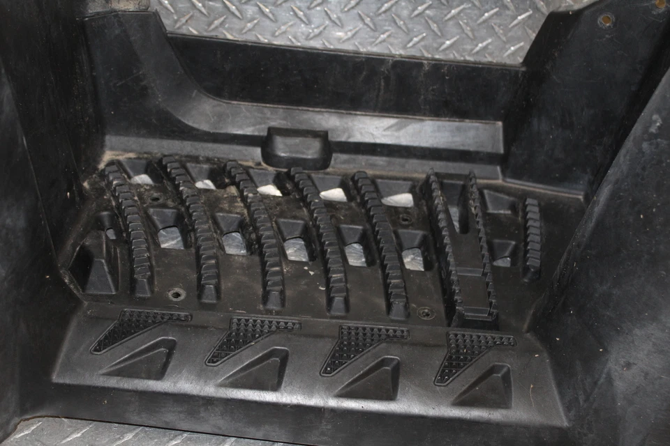 Polaris Sportsman XP 850 HO 2012 dirección asistida eléctrica protector contra salpicaduras de barro izquierdo espacio para los pies Foto 4 de 4