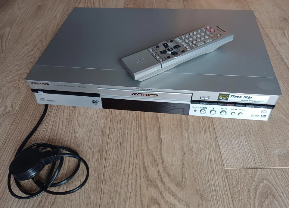 PANASONIC DMR-E50 DVD RECORDER, VOLL FUNKTIONSFÄHIG MIT FERNBEDIENUNG