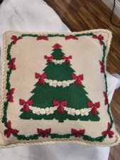 HANDMADE NEEDLEPOINT HOLIDAY ACCENT PILLOW INTIRICATE YARN BOWS TWIST EDGED M1