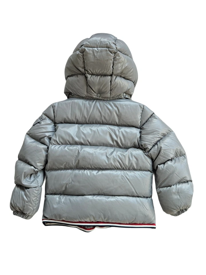 Chaqueta con capucha Moncler gris a rayas burbujas para niños Foto 3 de 4
