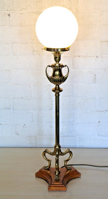 Tischlampe A Vintage groß Messing Lampe Glas Milchglas Kugelschirm französisches Empire