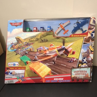 Mattel Disney Planes Propwash Junction Deluxe Pit Row Playset - Worn Box - NEW