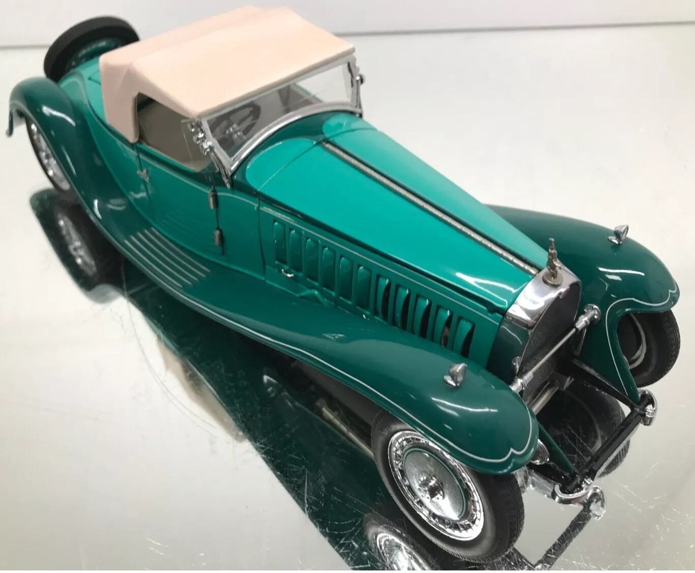 Bugatti with 8Cyl.Engine/Orig.Wheel Rims/Mascot1:24SCALE CUSTOM METAL MODEL
