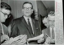 1960 Press Photo Senator Thruston Morton talks with reporters in Chicago.
